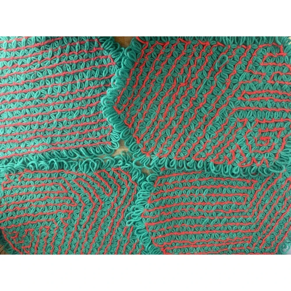 Vintage‎ Yarn Star 4 Placemats Green Red Granny Core Handmade